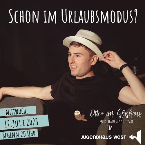 Schauspieler mit Hut und verwirrtem Gesichtsausdruck sitzt entspannt auf Stühlen. Caption "Schon im Urlaubsmodus?" und Infos zum Auftritt (12. Juli, 20 Uhr, JuHa West)